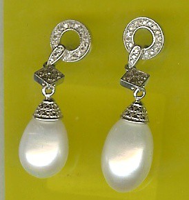 pendientes brillantes y perlas